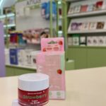 سكراب ومرطب الشفاة بالفراولة